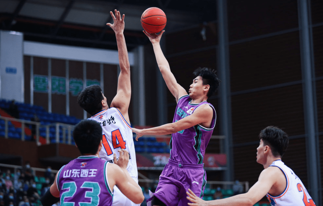 CBA常规赛冲刺阶段走向成谜；波尔图状态回暖；管理层满意；心理建设被强调